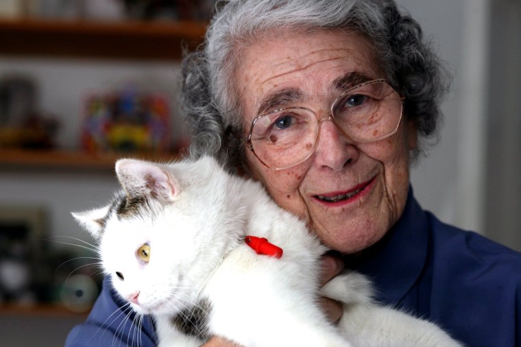 German-born British writer and illustrator Judith Kerr (1923 - 2019) photographed with her cat, circa 2008. Kerr is well-known for her picture books such as "The Tiger Who Came to Tea" and the "Mog" series. (Photo by Eamonn McCabe/Popperfoto via Getty Images)