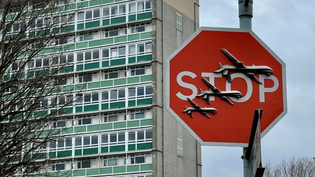 Banksy artwork depicting drones covers a stop sign in London, Britain December 22, 2023 in this picture obtained from social media. Joe Brown via REUTERS THIS IMAGE HAS BEEN SUPPLIED BY A THIRD PARTY. MANDATORY CREDIT. NO RESALES. NO ARCHIVES.